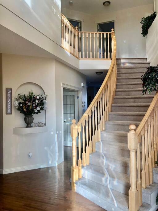 Вилла 2500 Sq House In Springbank Hill Bl 261818 Калгари Экстерьер фото