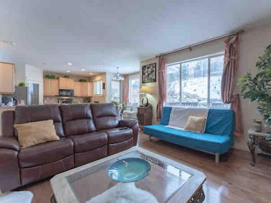 Вилла 2500 Sq House In Springbank Hill Bl 261818 Калгари Экстерьер фото